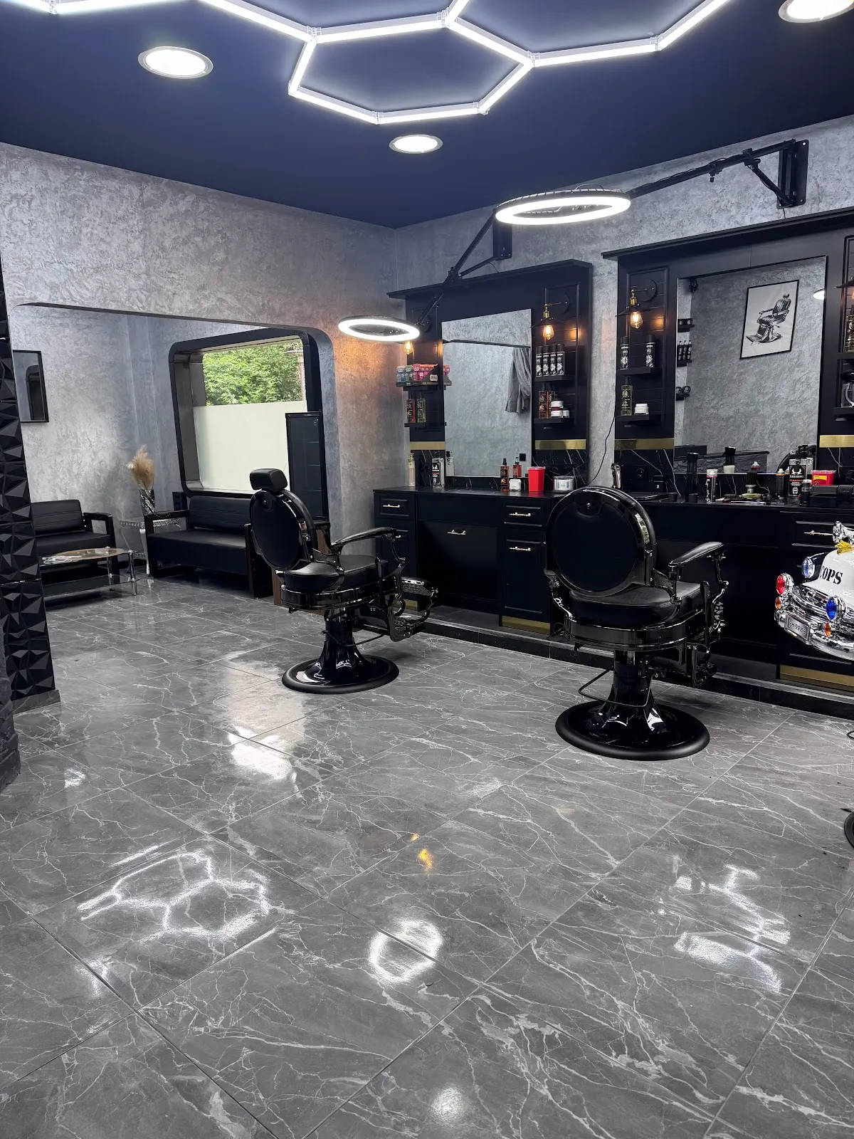 Interior de ICON Barber Studio con sillones de barbería y espejos