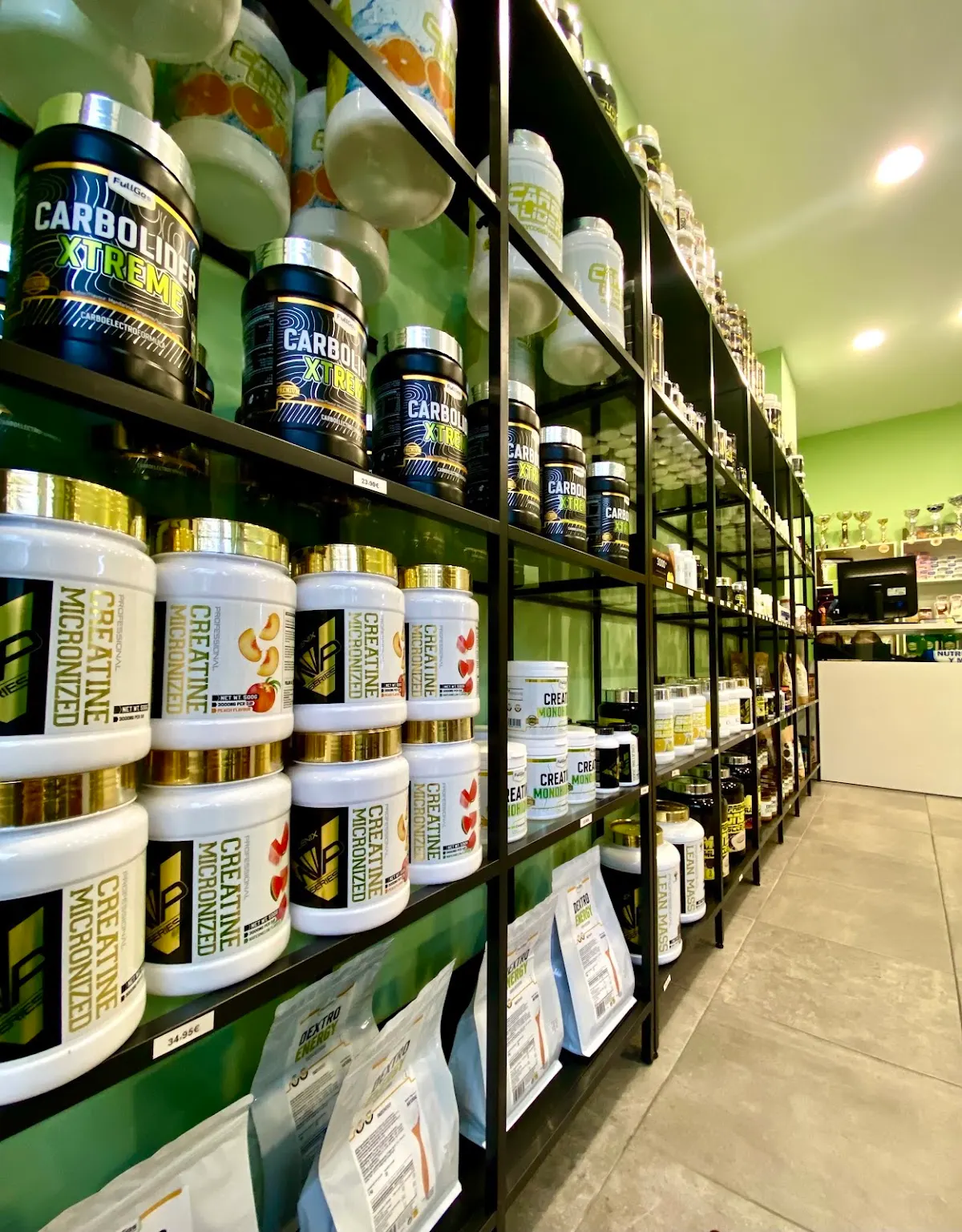 Estanterías de IKER NUTRICIÓN Y MÁS con suplementos deportivos.