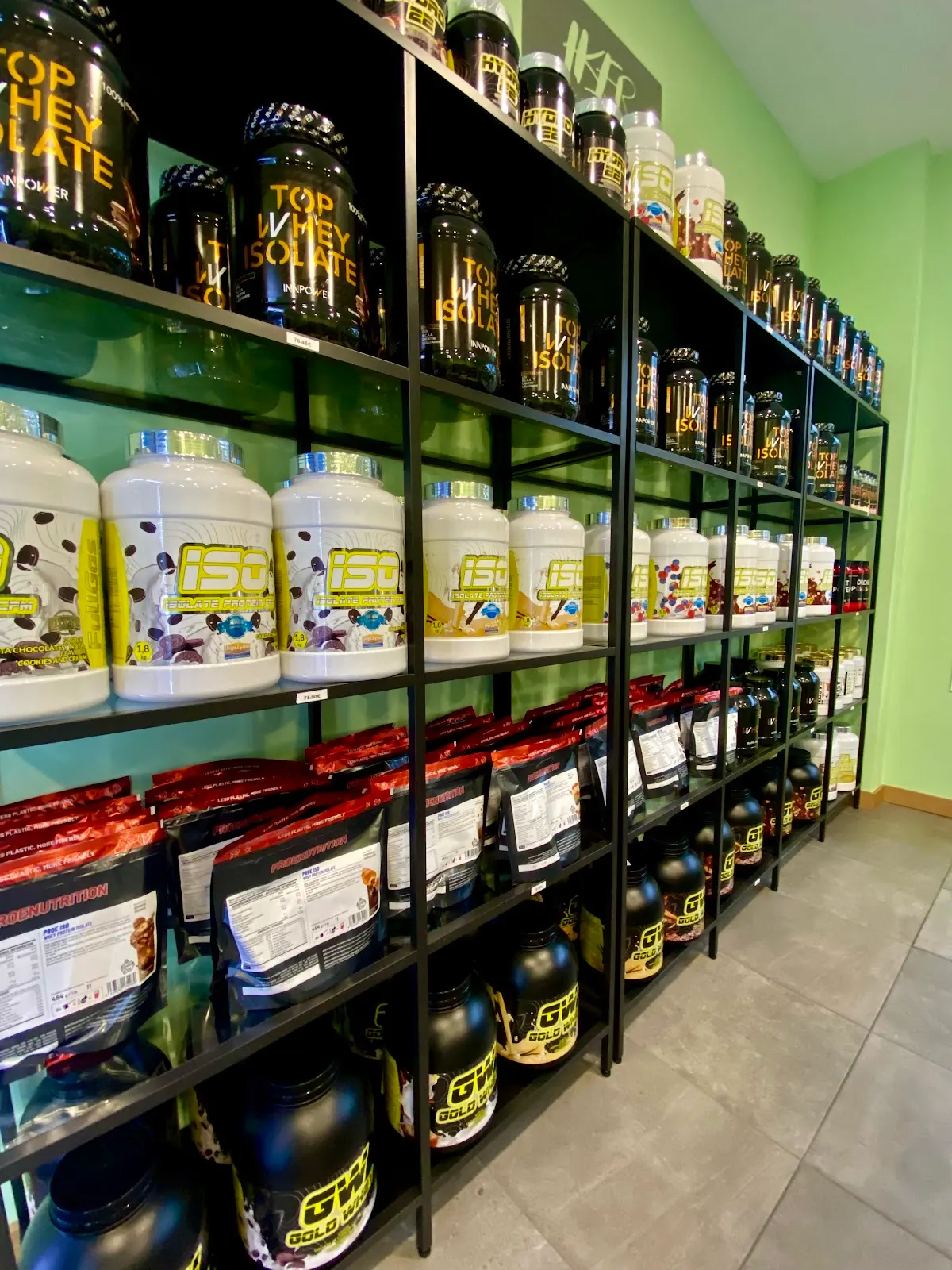 Productos de suplementación deportiva en las estanterías de IKER NUTRICIÓN Y MÁS.