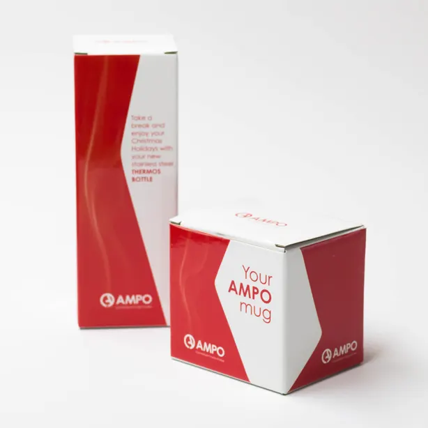 Cajas de packaging impresas en rojo y blanco, ejemplo de producto de Ikusgraf.