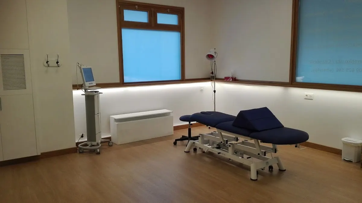 Sala de tratamiento de Ilargi Fisioterapia con camilla y equipo clínico.