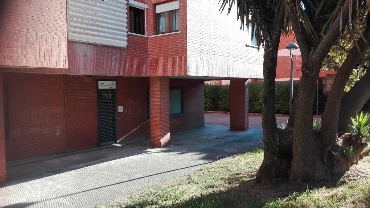 Entrada del edificio donde se encuentra Ilargi Fisioterapia, en Durango.