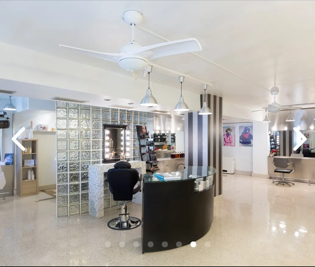 Interior del salón de Ile Gallery con puestos de peluquería