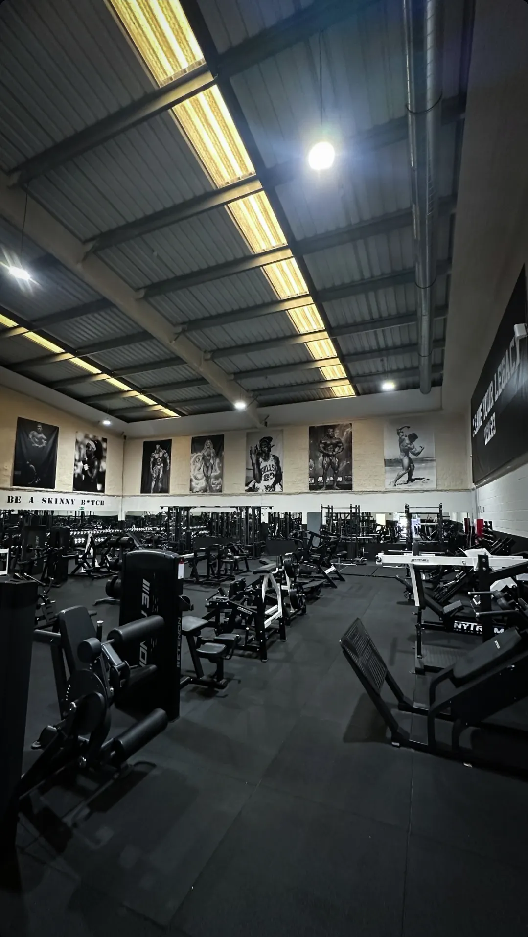 Sala de entrenamiento de Imperium Amorebieta, con máquinas y equipamiento de fuerza.