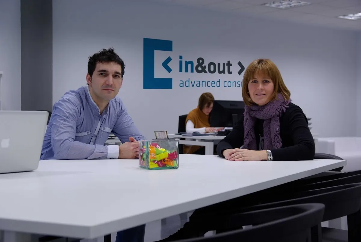 Dos profesionales en una mesa de las oficinas de In & Out