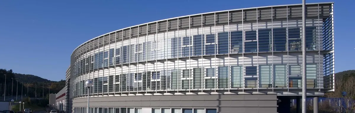Exterior de un edificio de oficinas asociado a In & Out