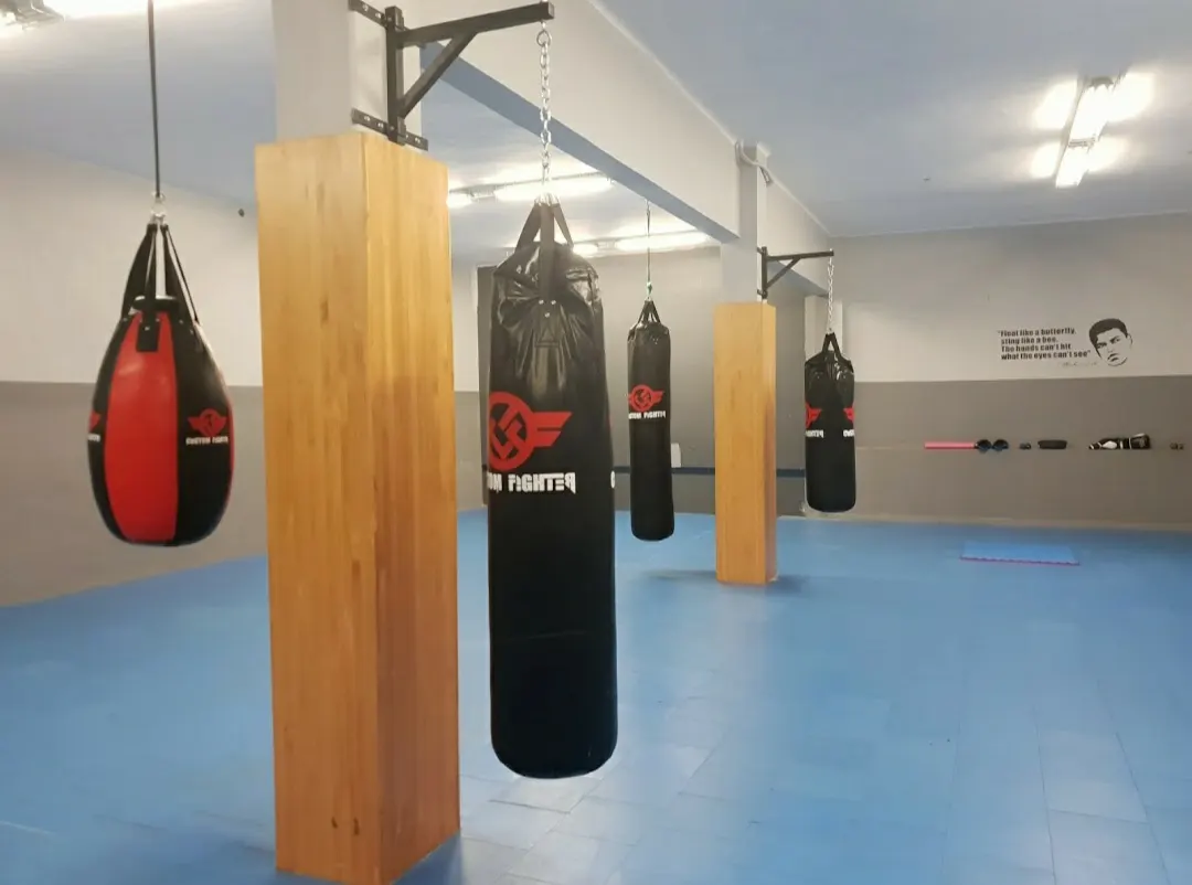 Sacos de boxeo en la sala de entrenamiento de INDAR XSPORT KIROL KLUBA