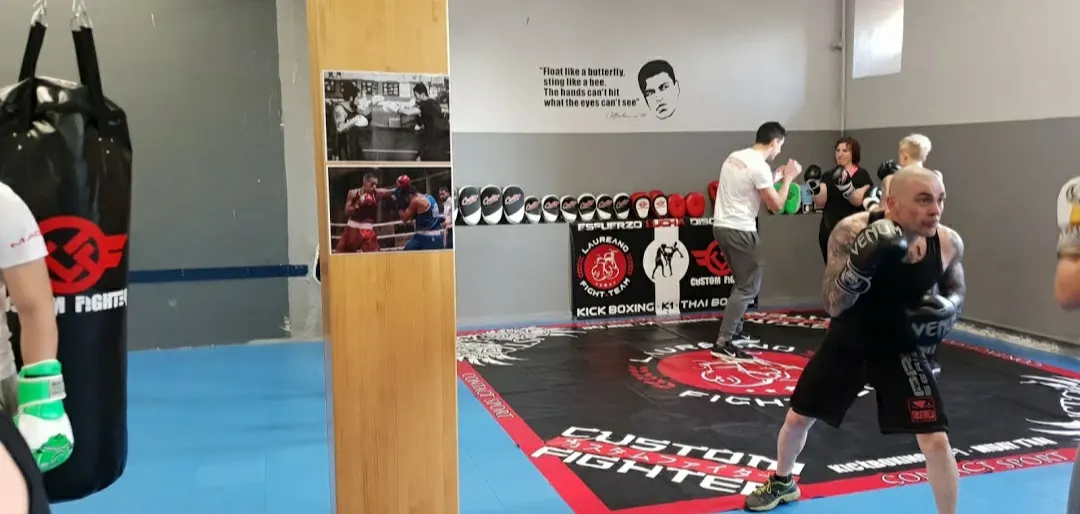 Práctica de boxeo en el espacio de entrenamiento de INDAR XSPORT KIROL KLUBA