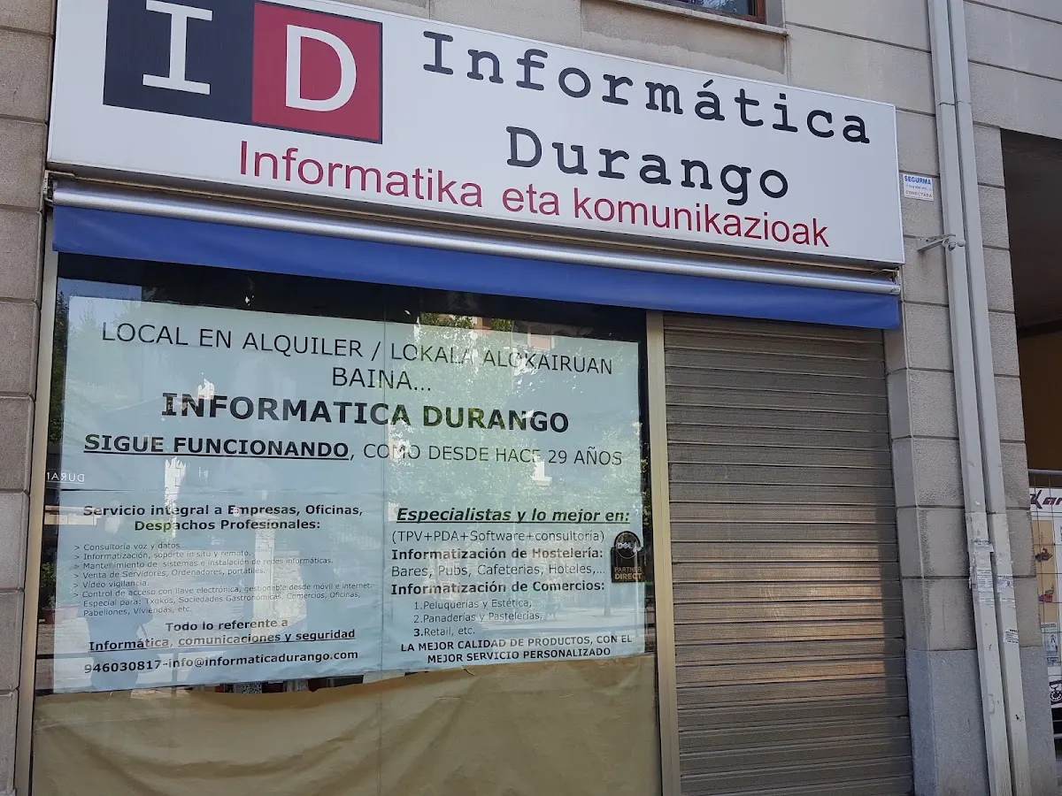 Fachada de Informática Durango, con el rótulo del establecimiento y el escaparate.