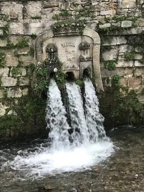 Fuente de piedra con varios caños de agua en Durango.