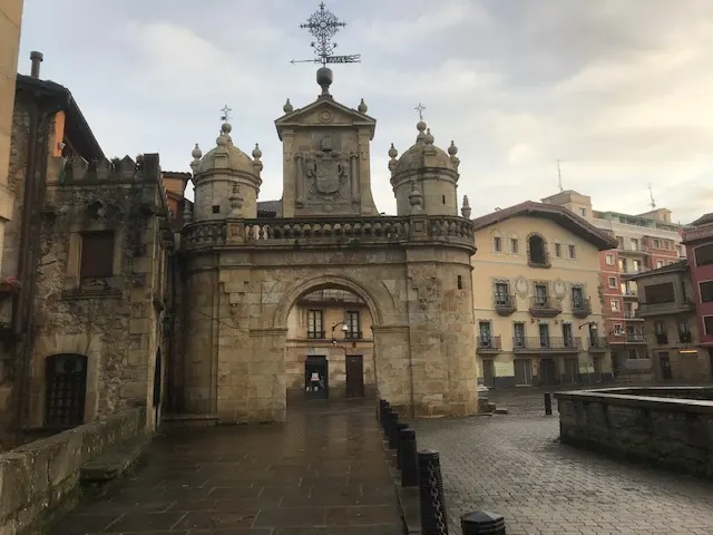Edificio histórico de piedra en una plaza de Durango.
