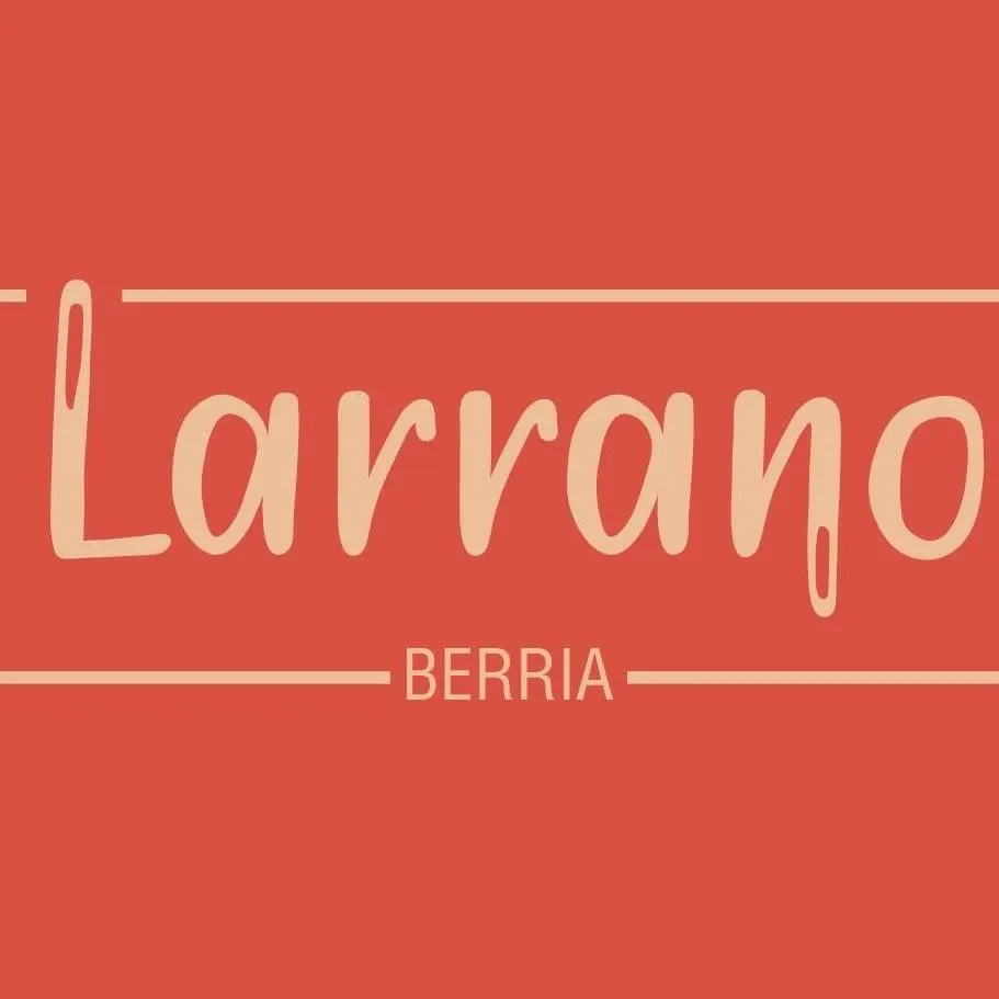 Rótulo de Larrano Berria sobre fondo rojo