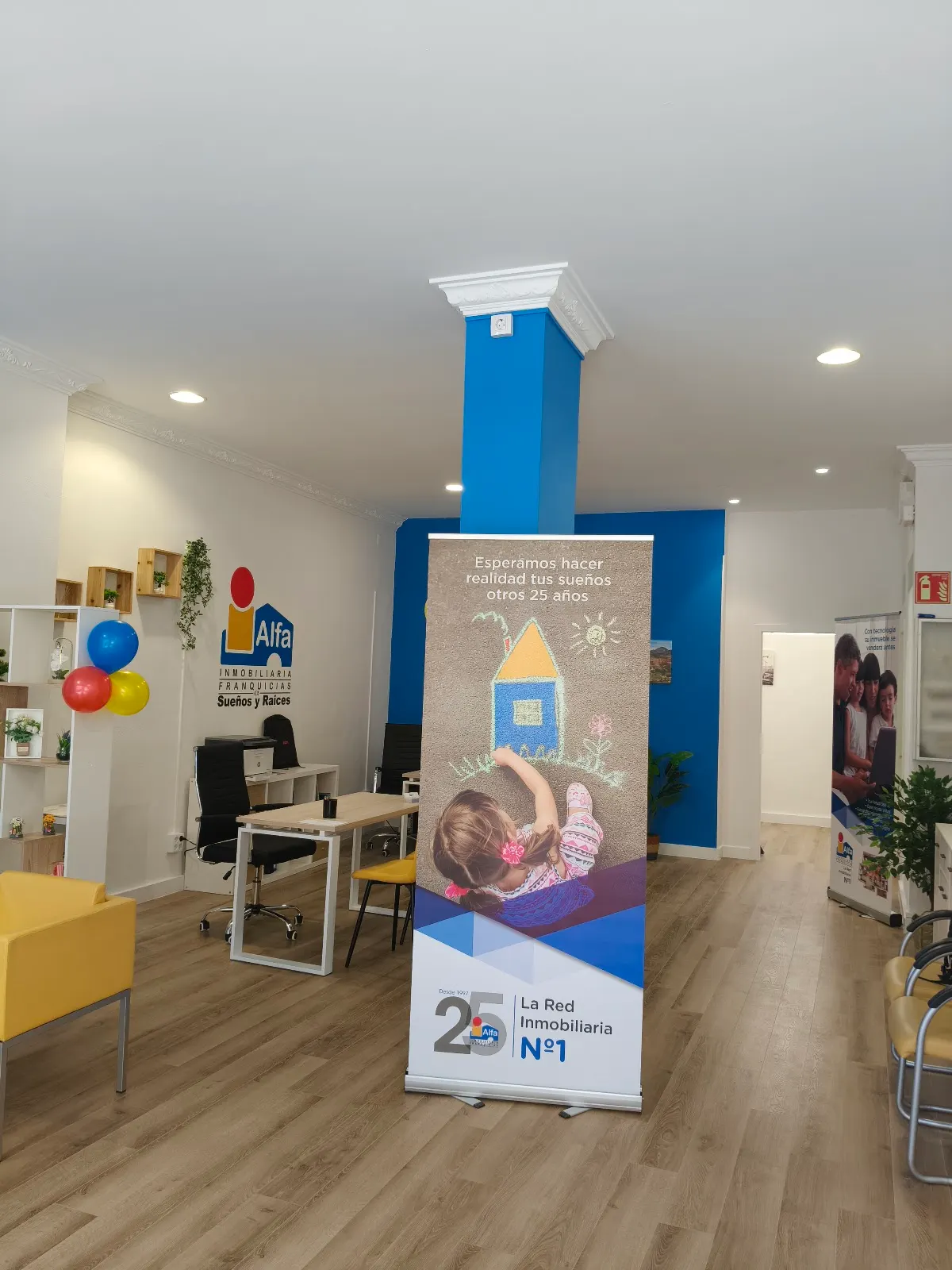 Interior de la oficina de Inmobiliaria Alfa Sueños y Raíces