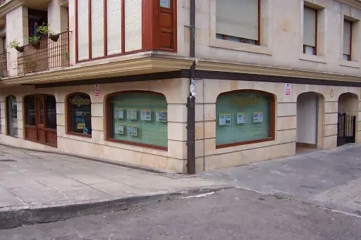 Esquina de un edificio con escaparates de Inmobiliaria Argiñeta en Elorrio