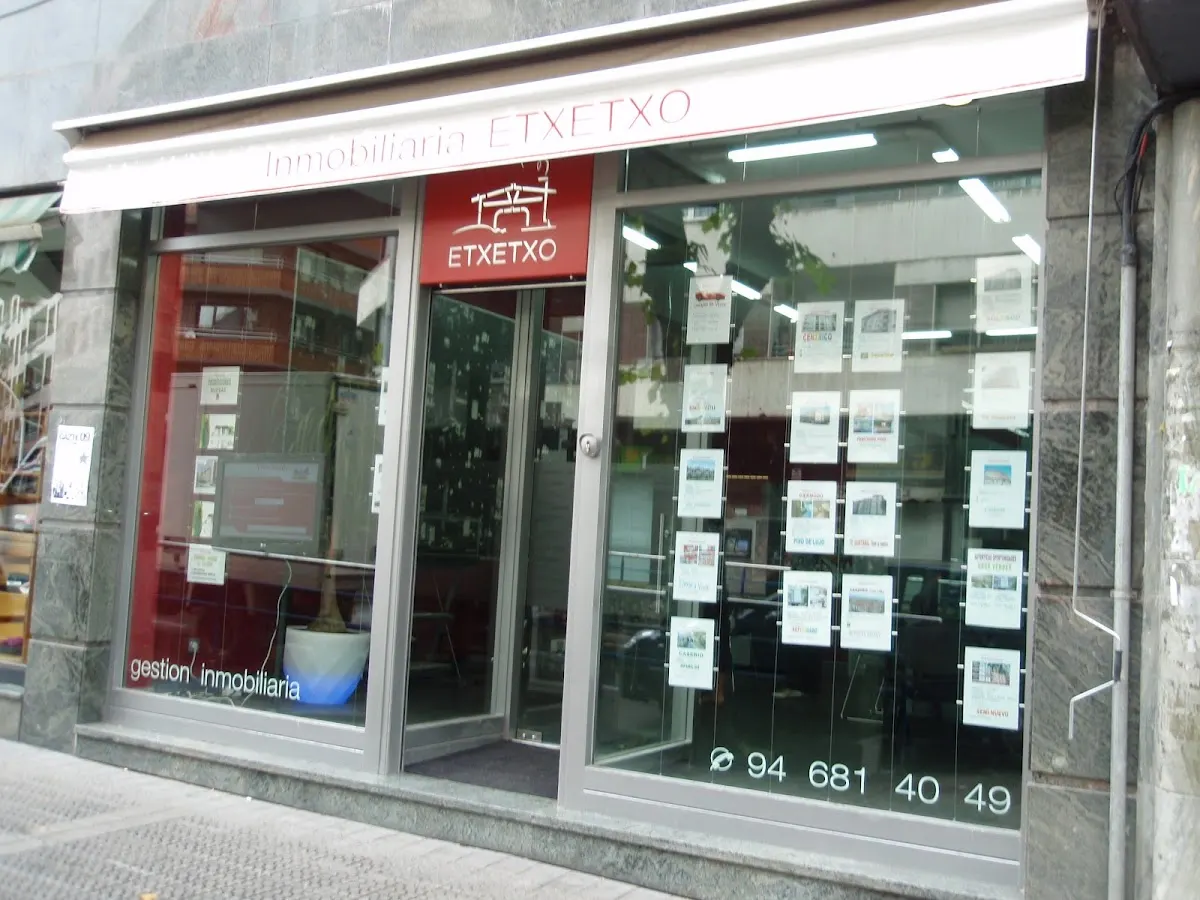 Fachada y escaparate de Inmobiliaria Etxetxo en Durango.