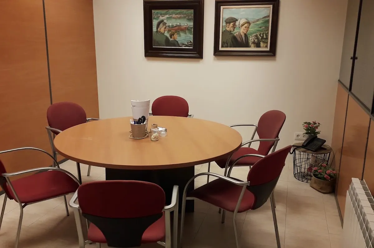 Mesa de reuniones en la oficina de Inmobiliaria Larrea