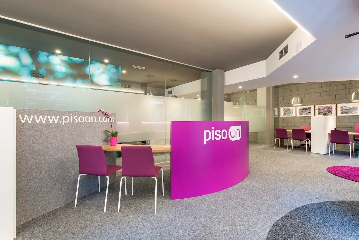 Interior de la oficina de Inmobiliaria Piso On Durango, con mostrador y zona de atención.