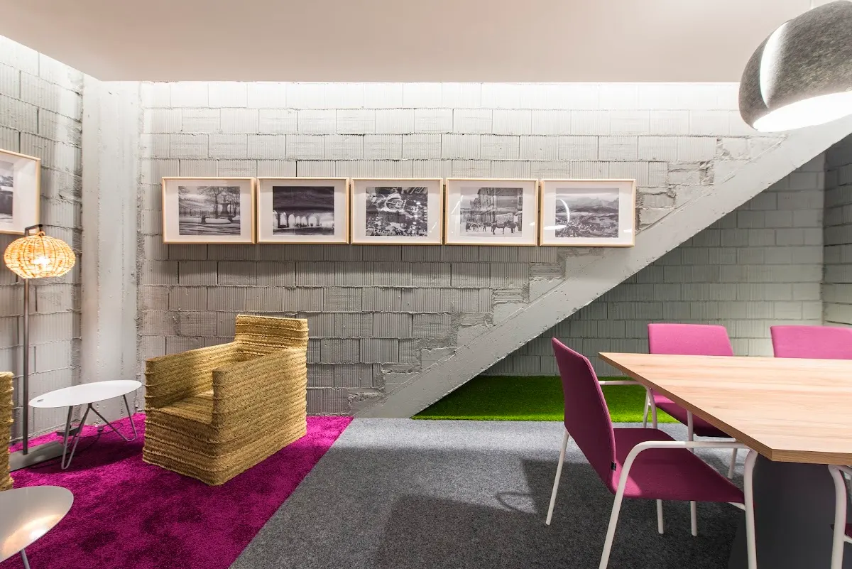 Zona de reunión de la oficina de Inmobiliaria Piso On Durango.