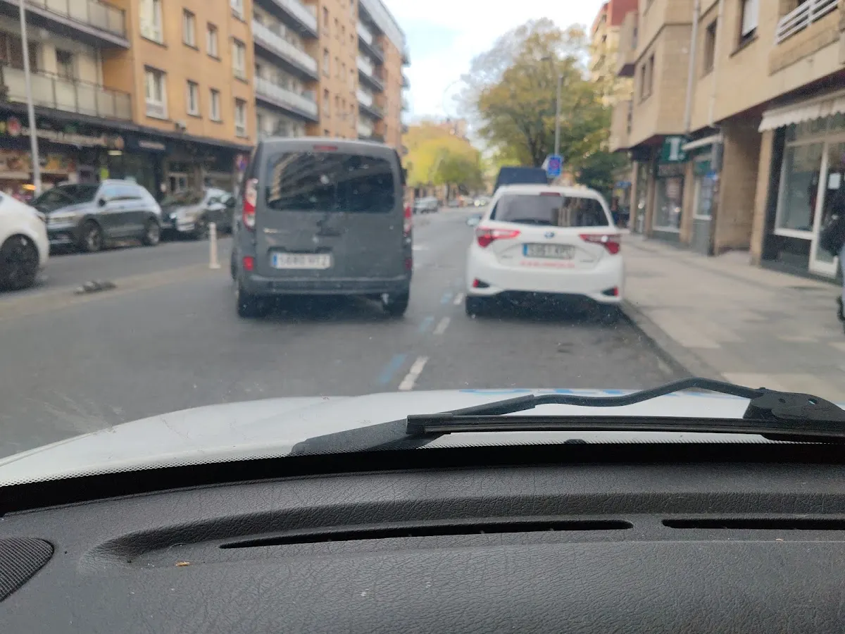 Calle de Durango con varios comercios y vehículos estacionados.