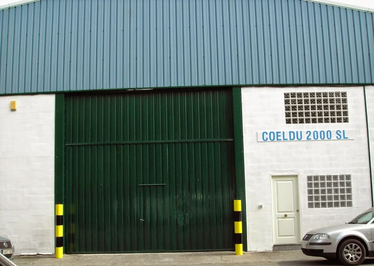 Fachada y puerta de la nave de Instalaciones Coeldu S L en Abadiño.