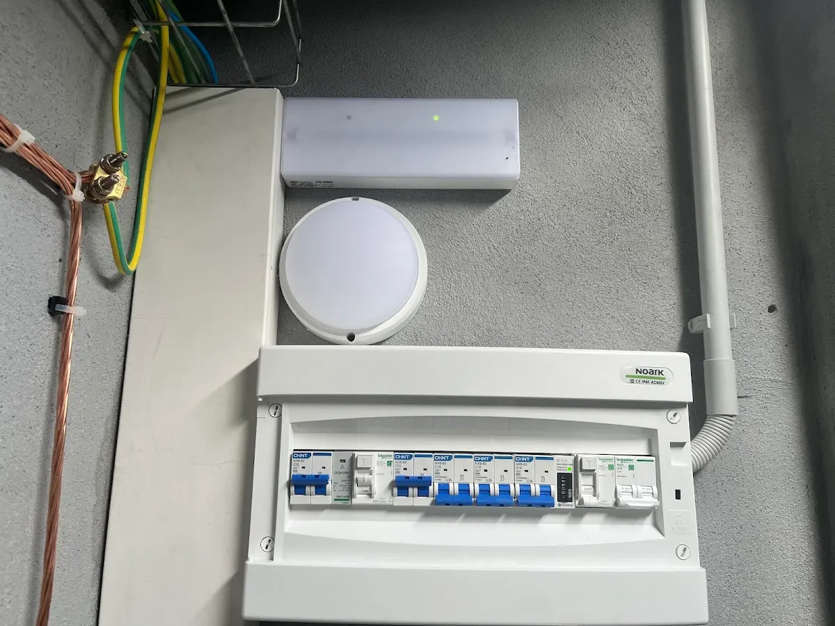 Cuadro eléctrico y luminaria instalados por Instalaciones EGÓN S.C.