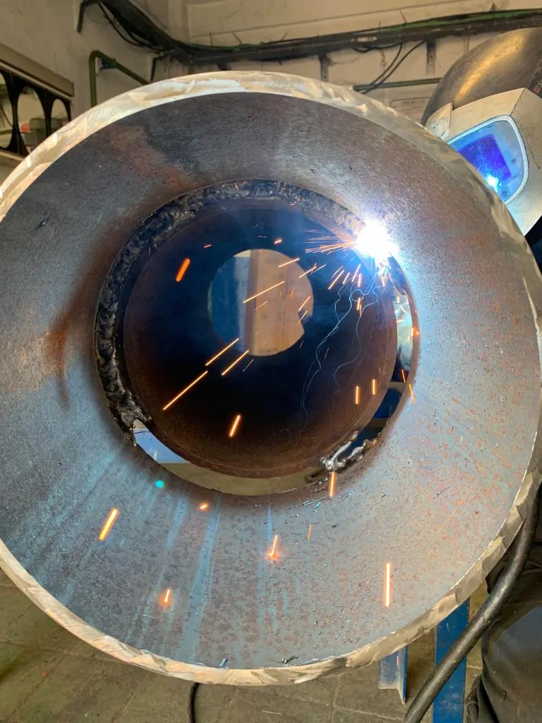 Detalle de una tubería durante un trabajo de soldadura