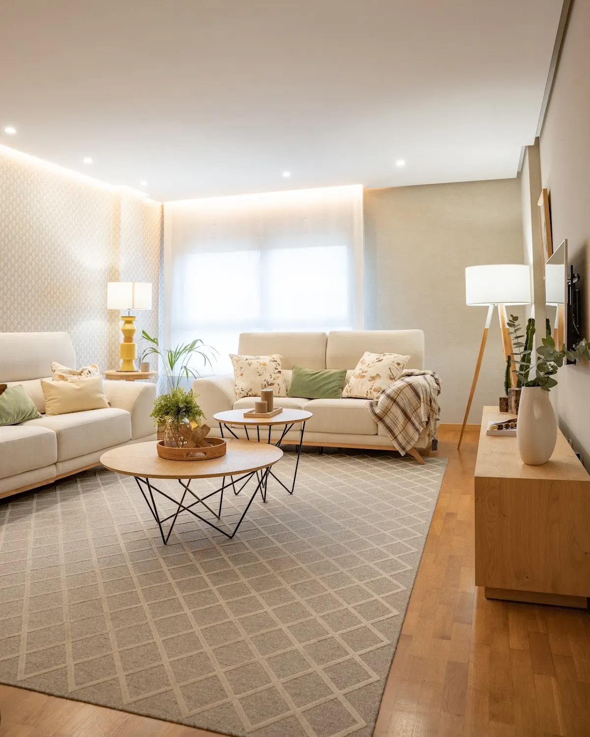 Salón luminoso con sofás claros y decoración contemporánea, en una imagen de interiores de Alki