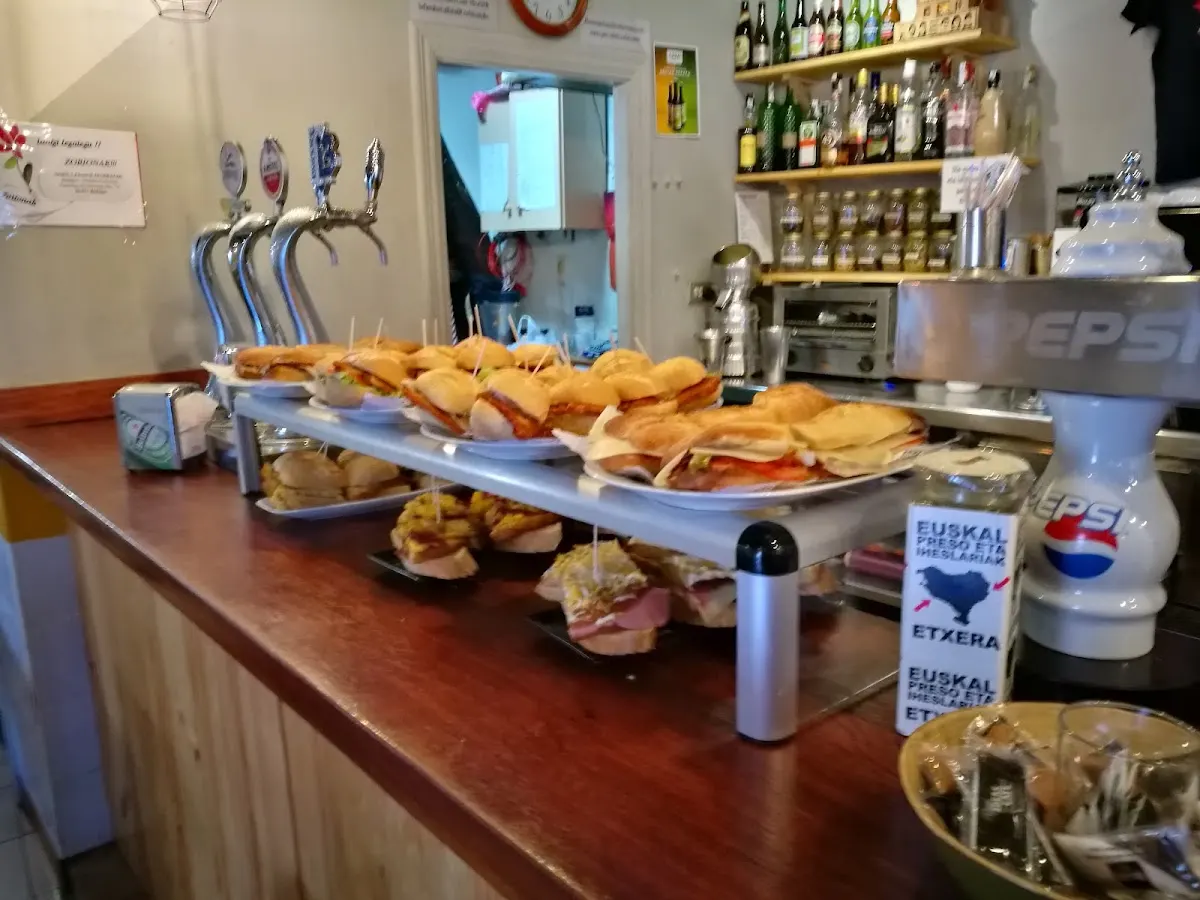 Mostrador de Intxaurre Herriko Taberna con pintxos y grifos de cerveza