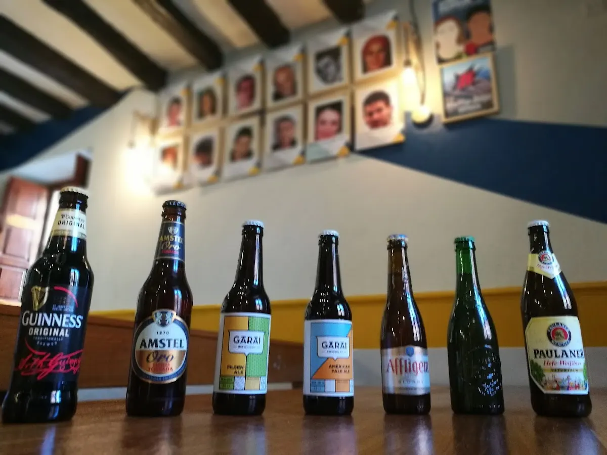 Botellas de cerveza sobre una mesa en Intxaurre Herriko Taberna