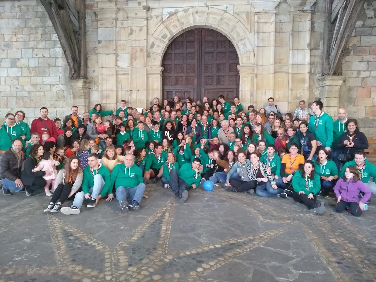 Grupo numeroso de Inurri Eskaut Taldea reunido ante una entrada de piedra en Durango.