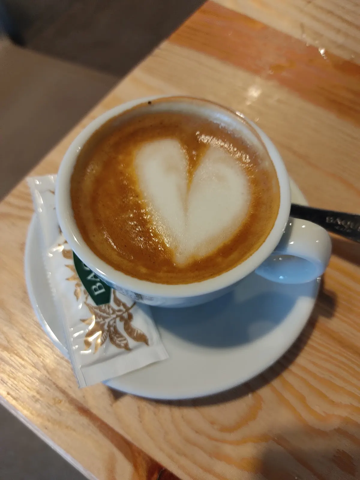 Café con leche servido en una taza en Iria Food.