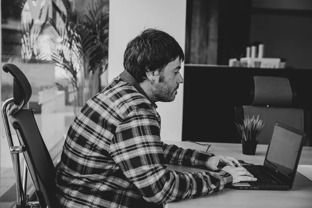Profesional trabajando con un portátil en una oficina