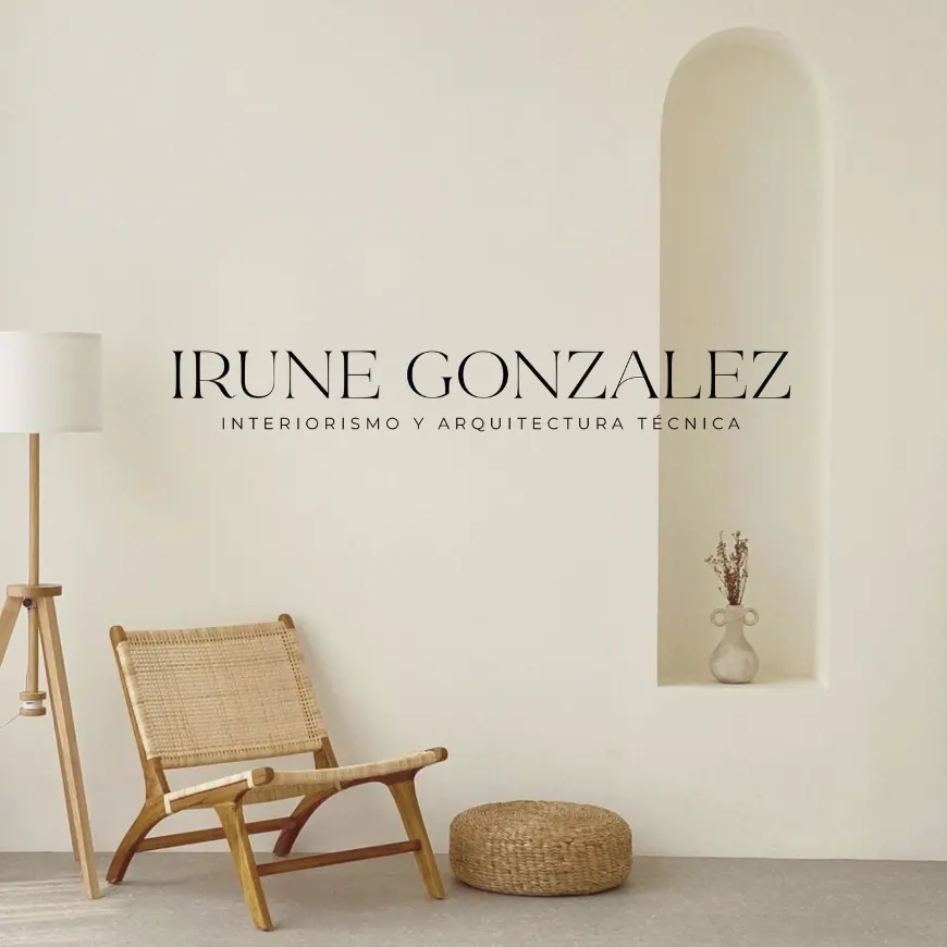 Espacio de interiorismo con sillón de madera y el nombre Irune Gonzalez Studio.