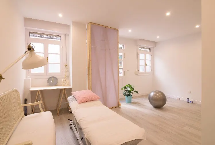 Sala de fisioterapia de Itziar Urionaguena Mar Fisioterapia, con camilla y zona de ejercicio.