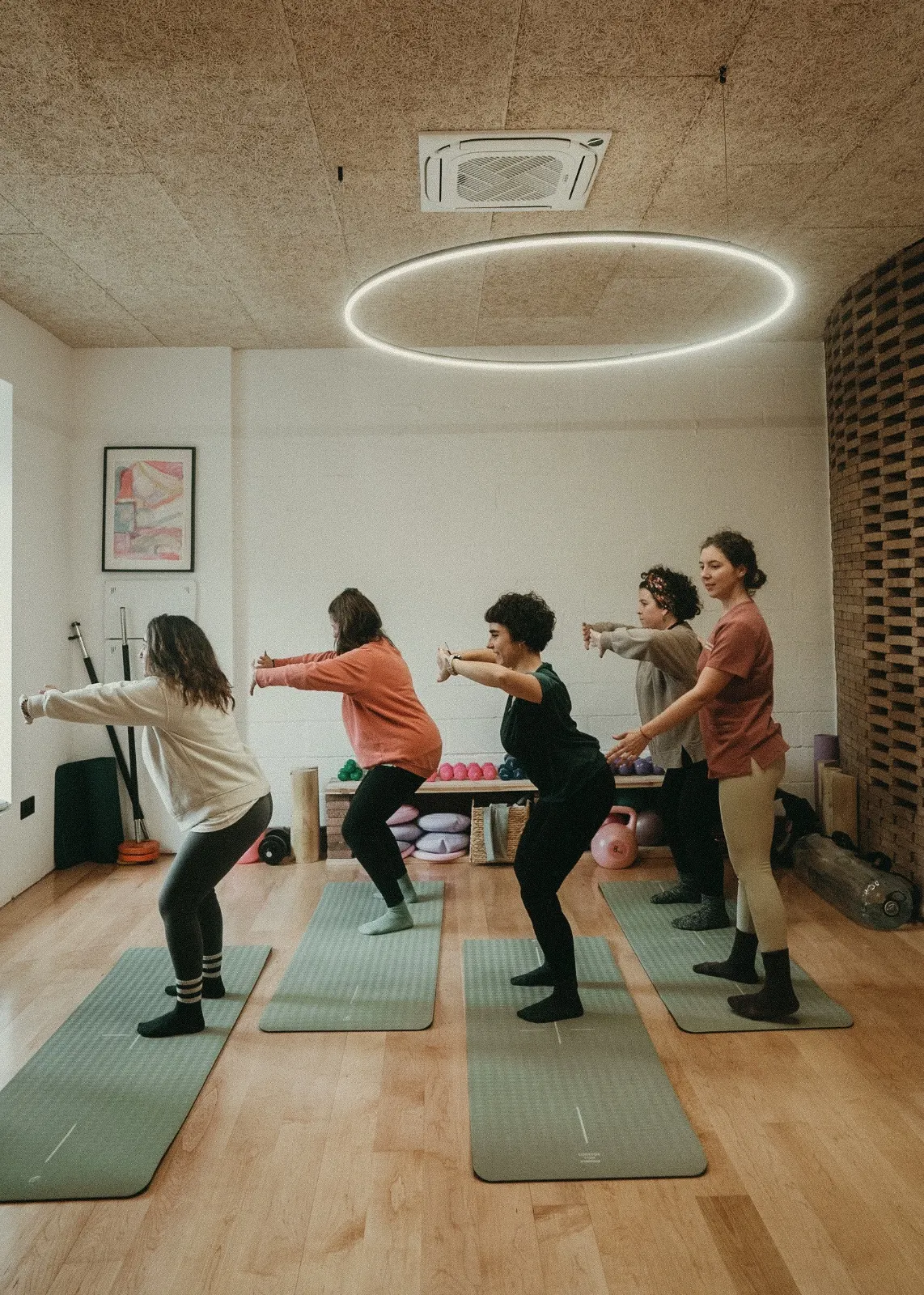 Grupo realizando ejercicios en una clase de actividad física en Itziar Urionaguena Mar Fisioterapia.