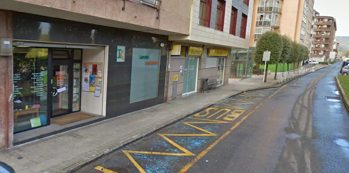 Fachada de Iurreta Kopistegia en una calle de Iurreta.