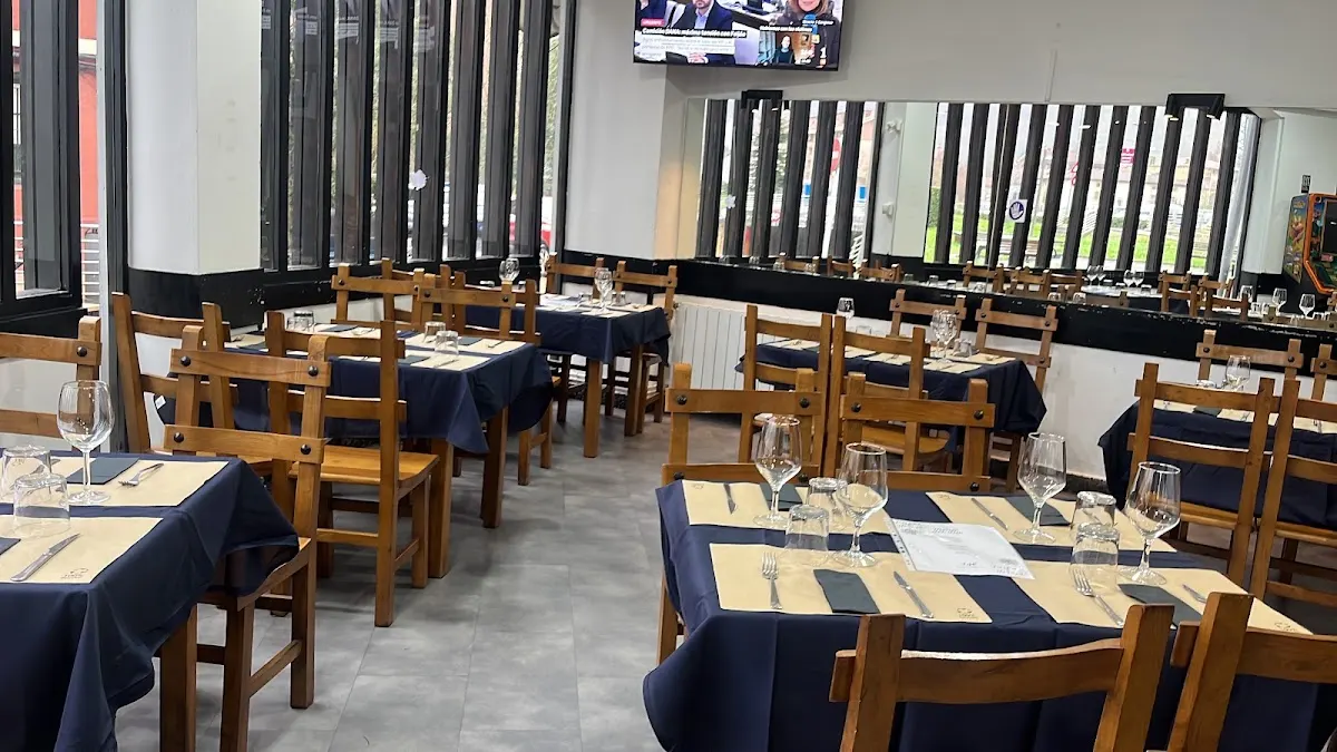 Comedor de Iurretako Iurreta con mesas preparadas y sillas de madera