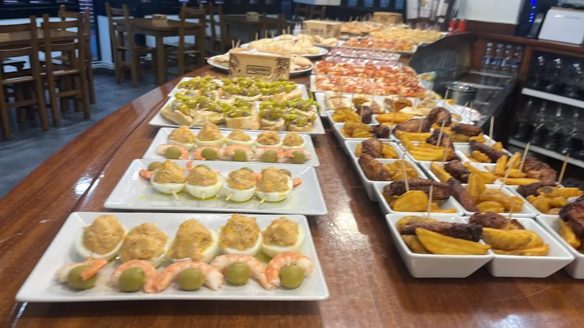 Pinchos y raciones expuestos en la barra de Iurretako Iurreta