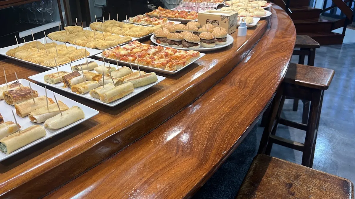 Bandejas de pinchos y bocadillos sobre la barra de Iurretako Iurreta