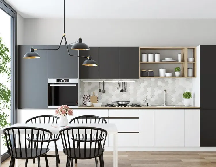 Cocina moderna equipada con muebles oscuros y blancos