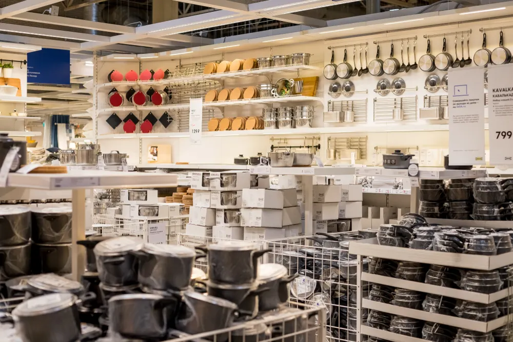Estanterías de tienda con menaje y utensilios de cocina