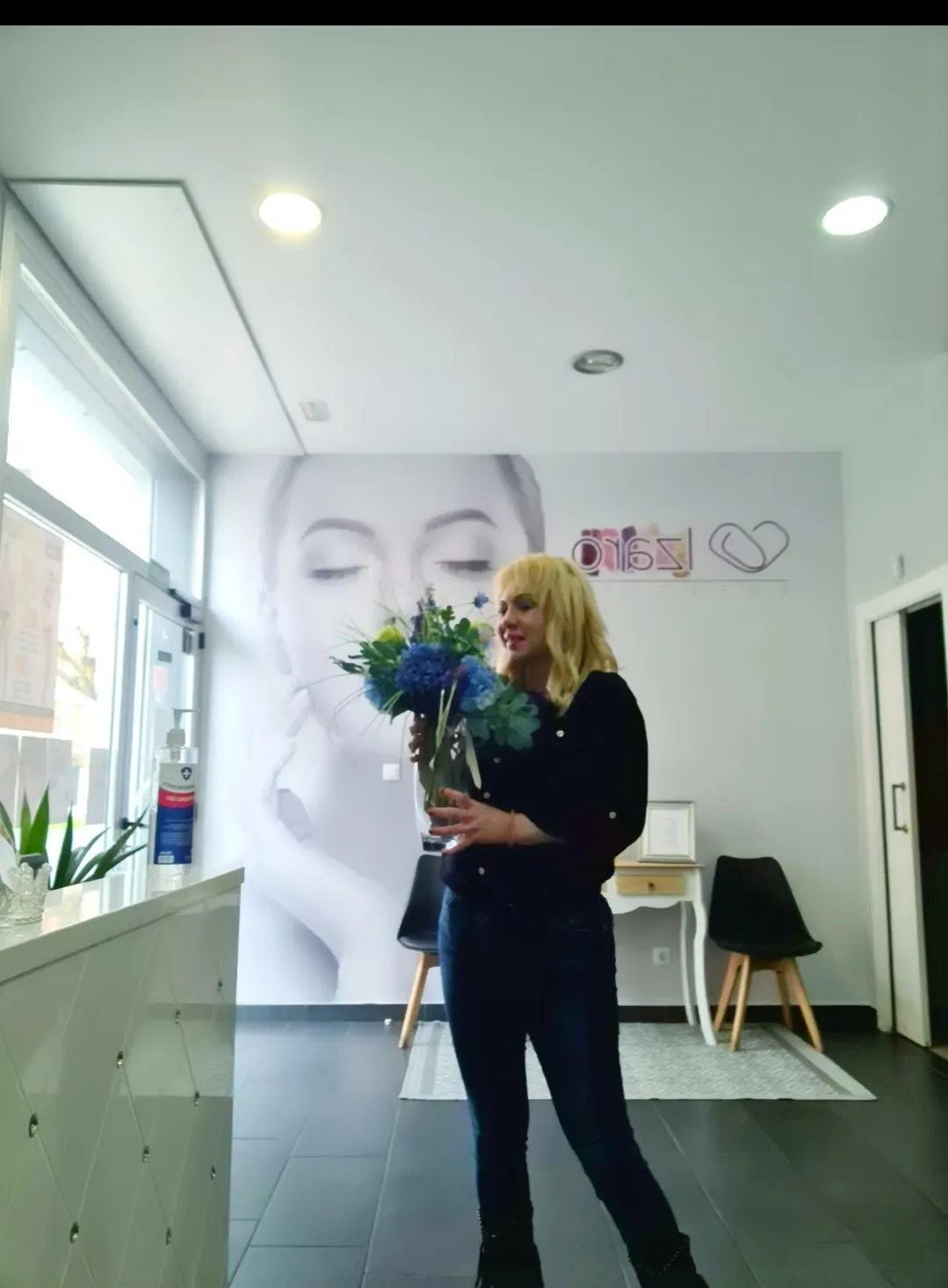 Interior de Izaro Estética Durango, con una trabajadora sosteniendo un ramo.