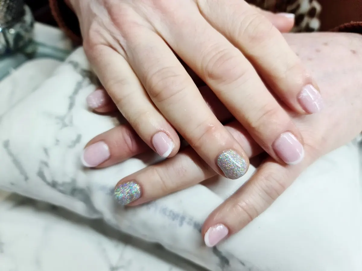 Manicura francesa y uñas con acabado brillante.