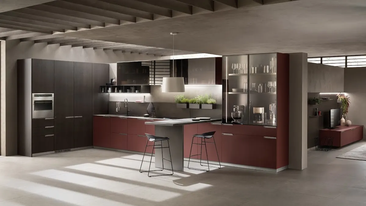 Cocina moderna con muebles oscuros, isla central y zona de comedor