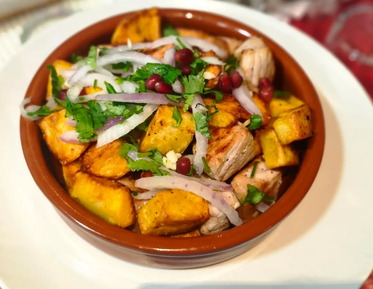 Plato georgiano con berenjenas, verduras y granada en Jandaki