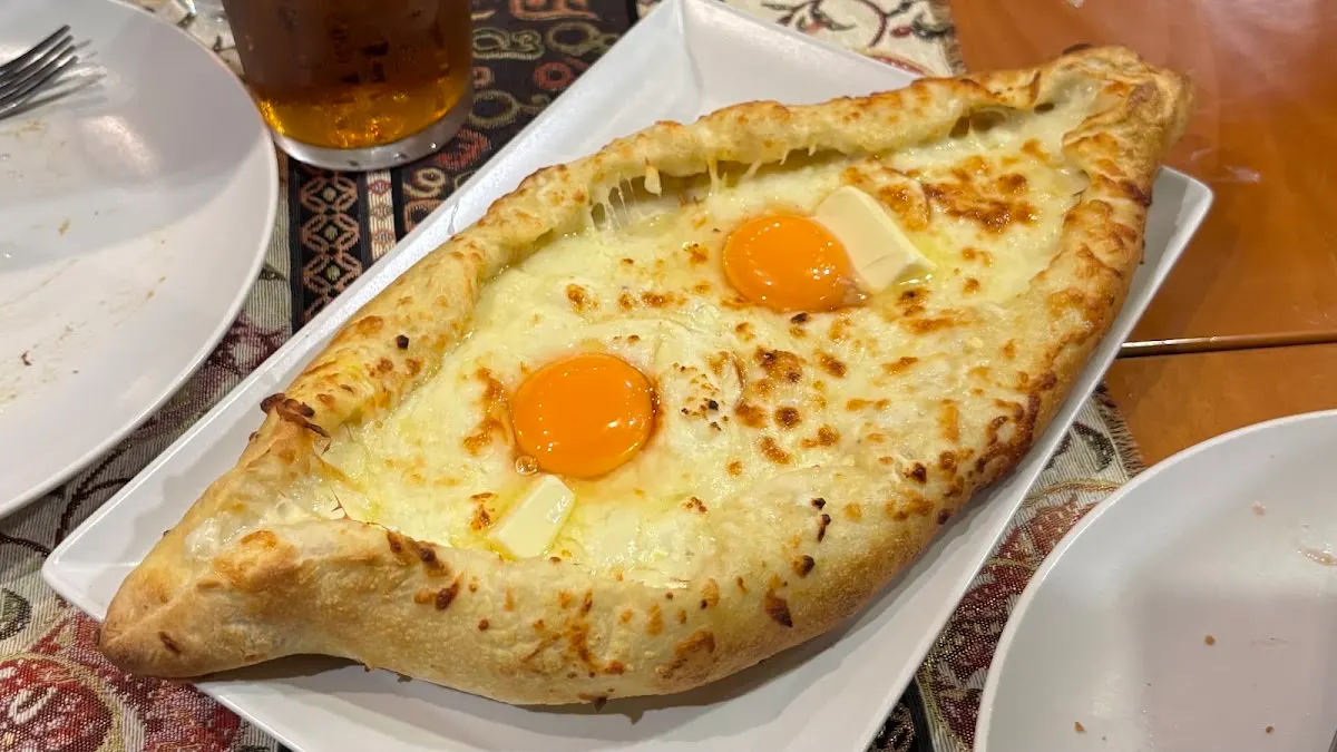 Khachapuri georgiano con huevo servido en Jandaki