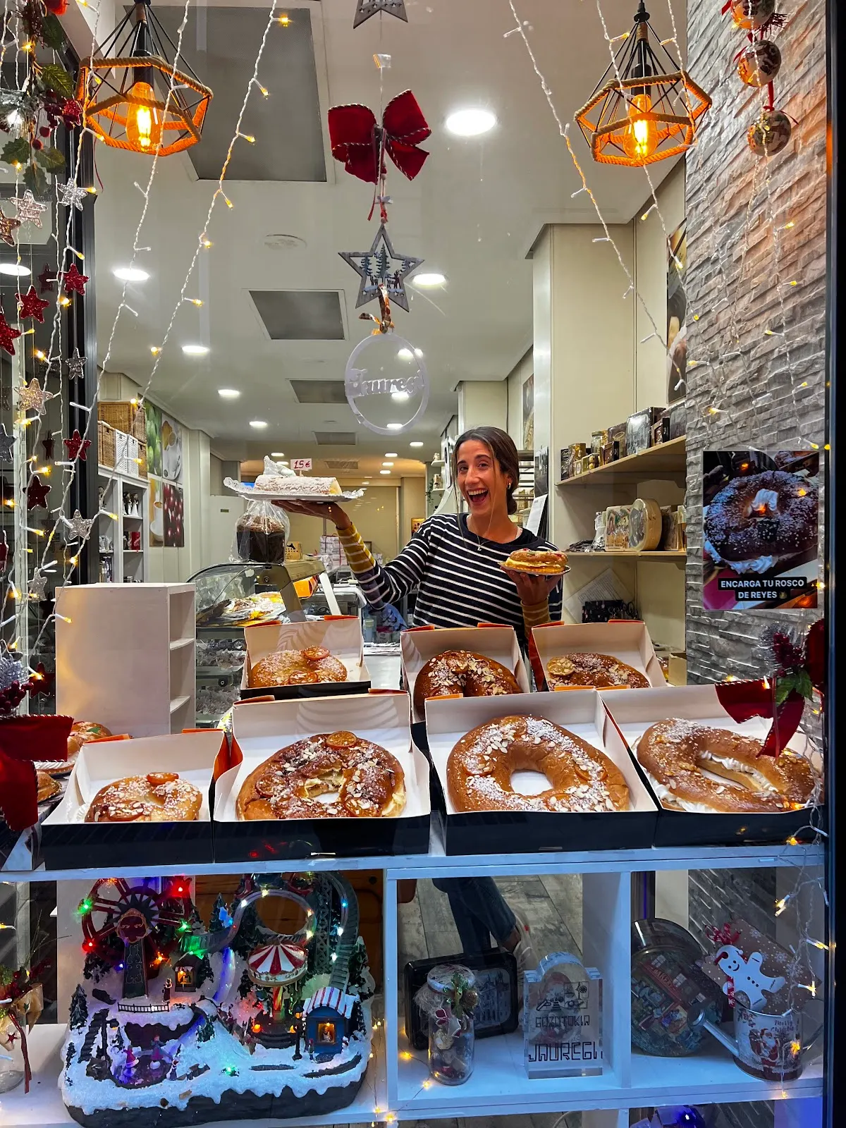 Mostrador con pasteles y dulces en Jauregi Gozotokia