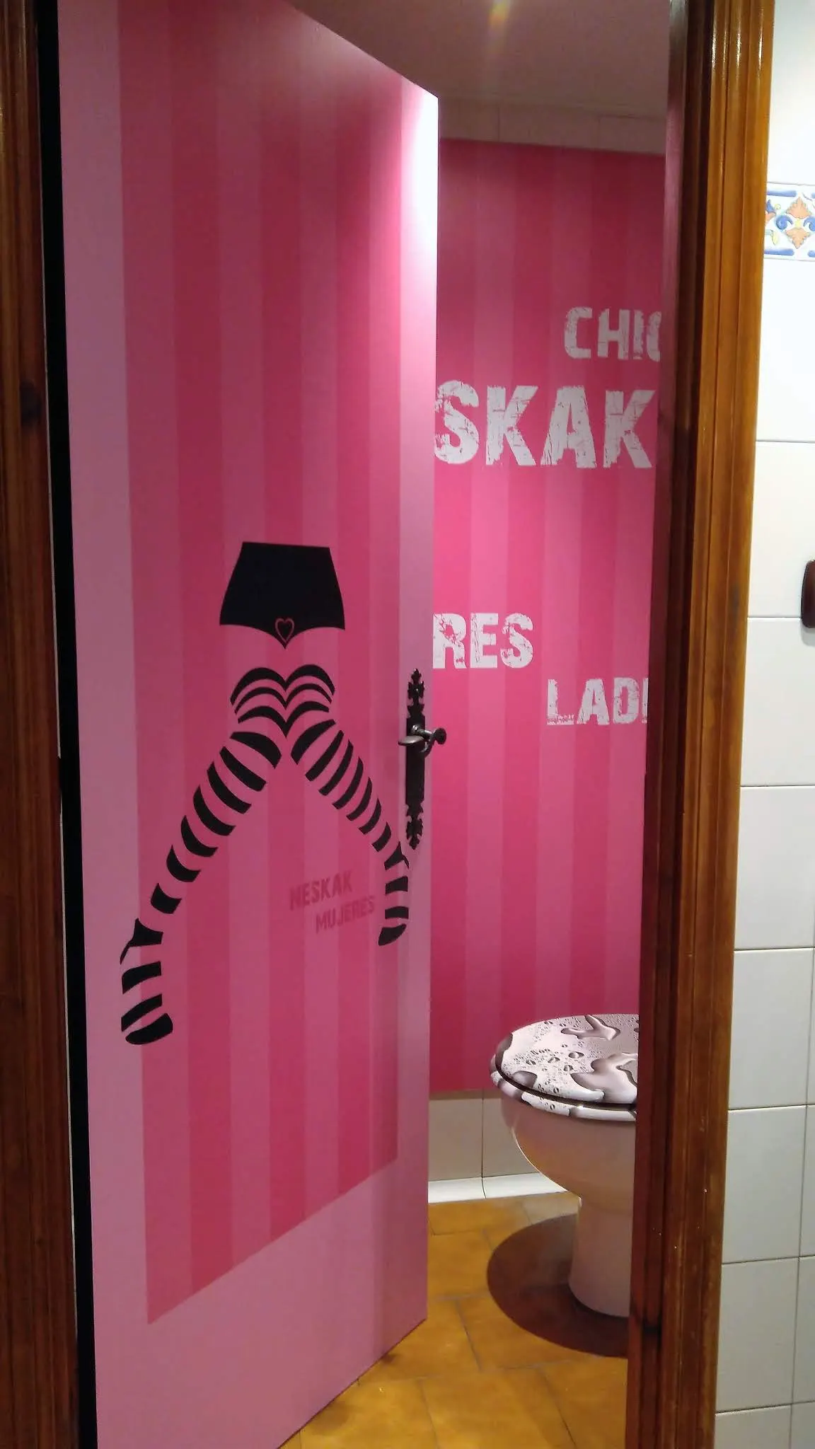Puerta rosa con diseño gráfico en un espacio interior de JAZZ SOLUTIONS