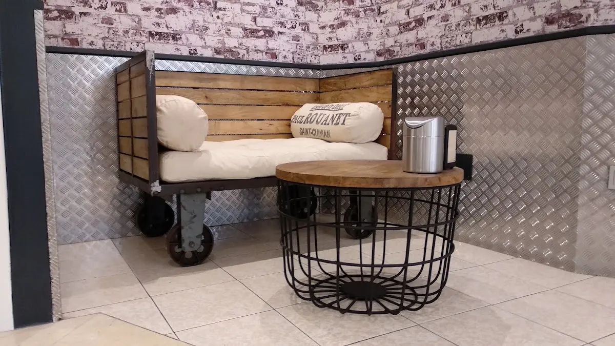 Rincón interior con banco y mesa de estilo industrial