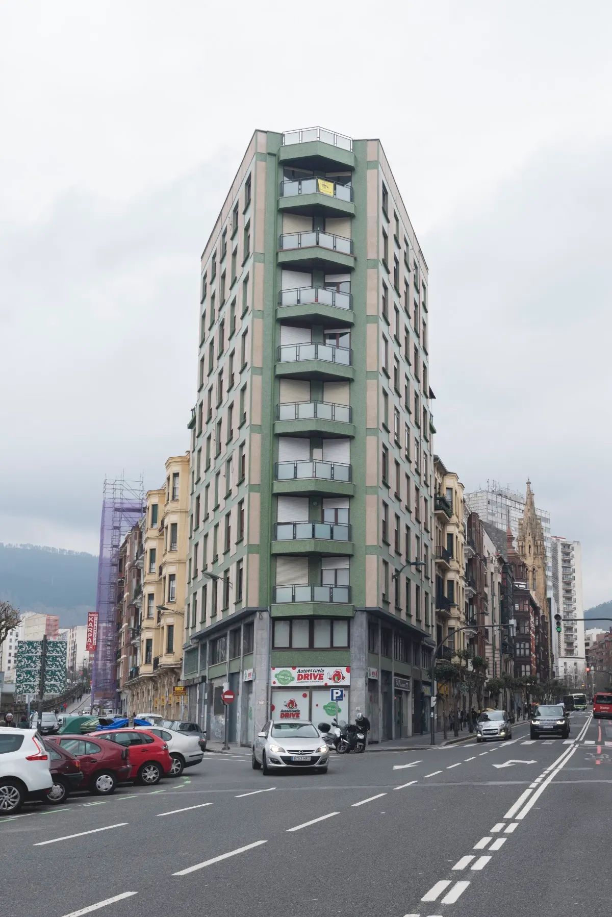 Edificio de viviendas en una esquina urbana, proyecto de arquitectura.